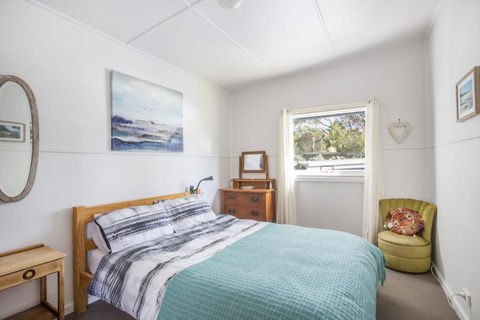 Retro Beach Cottage 681 Murramarang Rd - Whitsundays Accommodation 3