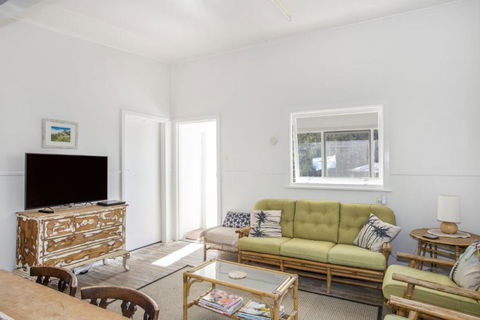 Retro Beach Cottage 681 Murramarang Rd - Whitsundays Accommodation 2