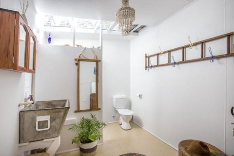 Retro Beach Cottage 681 Murramarang Rd - Whitsundays Accommodation 6