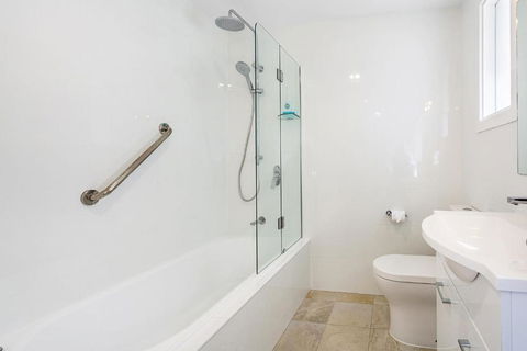 Sunset Beach House Soldiers Point Sleeps 9 - Whitsundays Accommodation 1