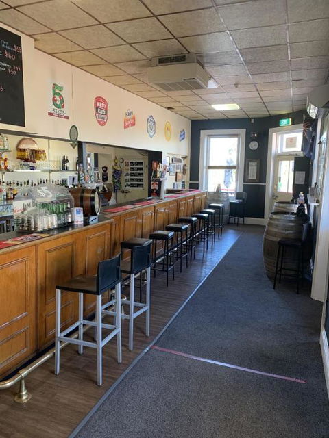 Commercial Hotel Morgan - Whitsundays Accommodation 3