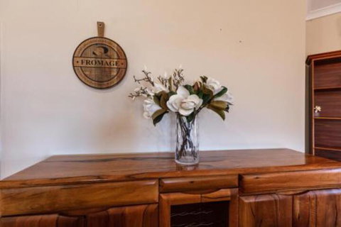 Maidstone Executive Residence - Whitsundays Accommodation 4