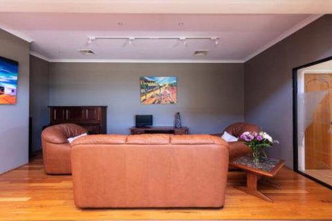 Maidstone Executive Residence - Whitsundays Accommodation 5