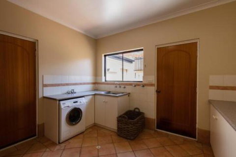 Maidstone Executive Residence - Whitsundays Accommodation 7