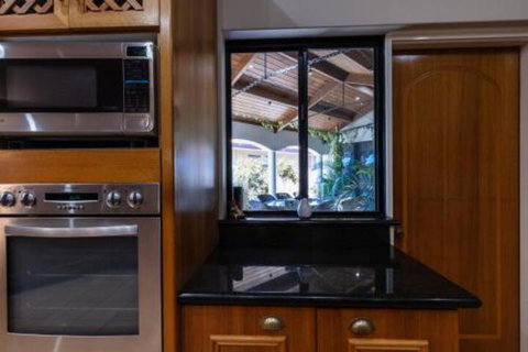 Maidstone Executive Residence - Whitsundays Accommodation 2