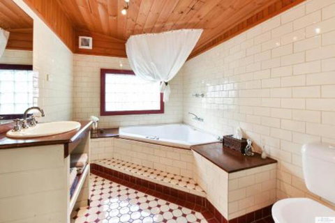 Lovel Cottage - Whitsundays Accommodation 1