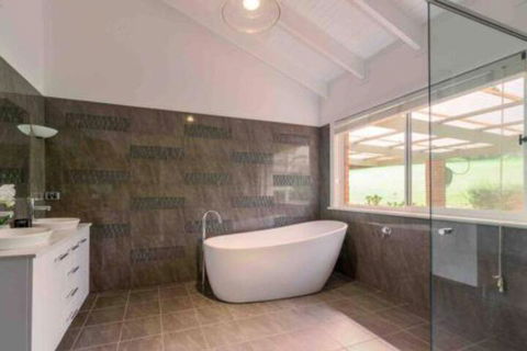 Luxurious Home On 5 Acres Close To CBD Sleeps 18 - Whitsundays Accommodation 7