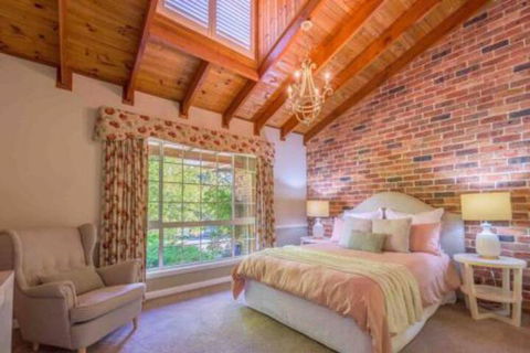Luxurious Home On 5 Acres Close To CBD Sleeps 18 - Whitsundays Accommodation 4