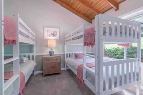 Luxurious Home On 5 Acres Close To CBD Sleeps 18 - Whitsundays Accommodation 3