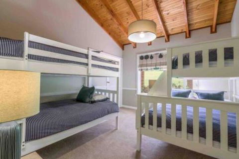 Luxurious Home On 5 Acres Close To CBD Sleeps 18 - Whitsundays Accommodation 5