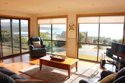 Lazy Wave Beach House - Whitsundays Accommodation 2
