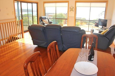 Lazy Wave Beach House - Whitsundays Accommodation 6