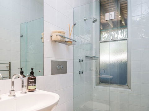 ARGYLL MOLLYMOOK Absolute Waterfront - Whitsundays Accommodation 5