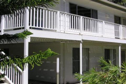 Wonky Pine Beach House NARRWALLEE 4 Bedroom - Whitsundays Accommodation 0