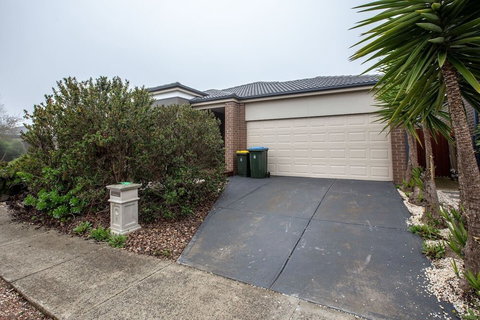 Gorgeous 4BR Home In Point Cook - Whitsundays Accommodation 6