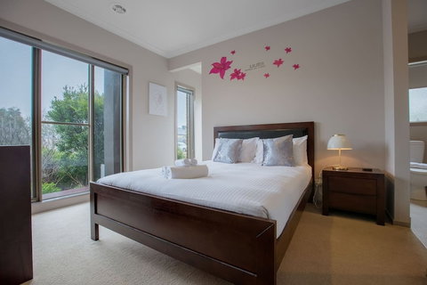 Gorgeous 4BR Home In Point Cook - Whitsundays Accommodation 3