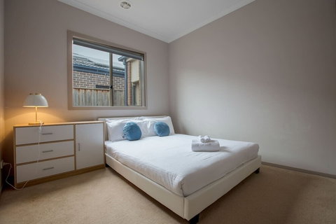 Gorgeous 4BR Home In Point Cook - Whitsundays Accommodation 1