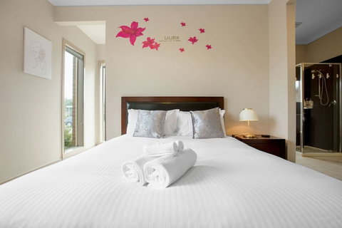 Gorgeous 4BR Home In Point Cook - Whitsundays Accommodation 5