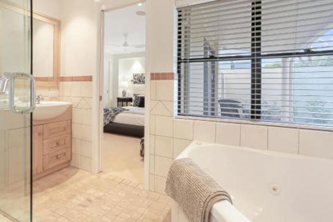 Waterfront Luxury Noosa Heads - Whitsundays Accommodation 5