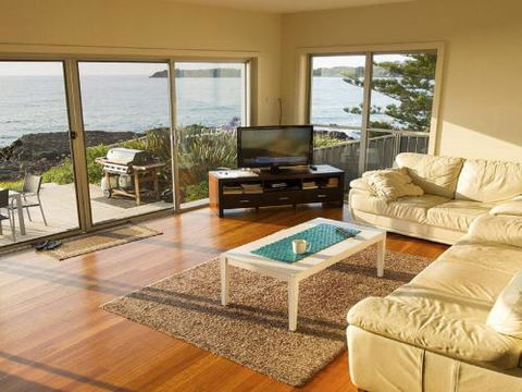 Joness Beach House Perfect Location With Views! - Whitsundays Accommodation 3
