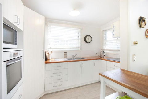 The Dolls House Charming 2 Bedroom Cottage Just A Short Walk From The Village - Whitsundays Accommodation 3