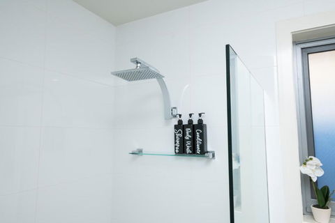 The Endsleigh 1 Bedroom Villa Free Wifi Near CBD - Whitsundays Accommodation 3