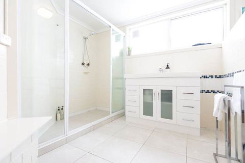 Hilltop House - Whitsundays Accommodation 5