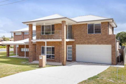 5B BENT STREET LARGE HOUSE WITH DUCTED AIR CON WIFI & FOXTEL - Whitsundays Accommodation 0
