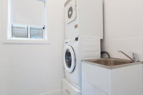 5B BENT STREET LARGE HOUSE WITH DUCTED AIR CON WIFI & FOXTEL - Whitsundays Accommodation 3