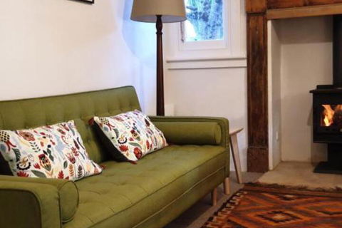 Redruth 2 Bedroom Cottage Situated In Wandiligong - Whitsundays Accommodation 5