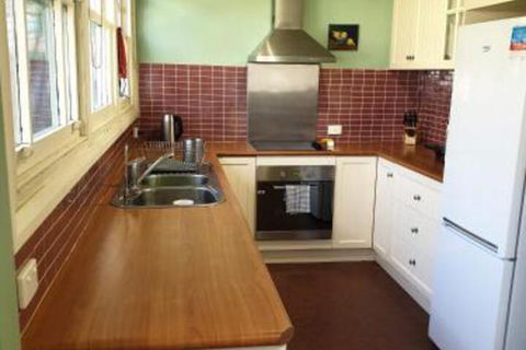 Redruth 2 Bedroom Cottage Situated In Wandiligong - Whitsundays Accommodation 3