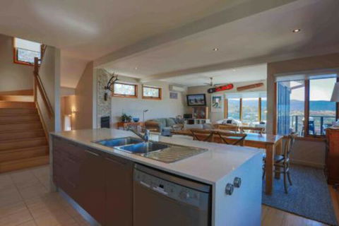 Snowy Mountains Townhouse - Whitsundays Accommodation 2