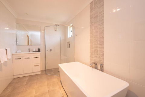 42 Rosemary Lane Â· Central Orange Spacious Family Home Quiet Lane - Whitsundays Accommodation 5