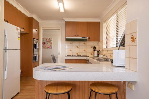 42 Rosemary Lane Â· Central Orange Spacious Family Home Quiet Lane - Whitsundays Accommodation 4