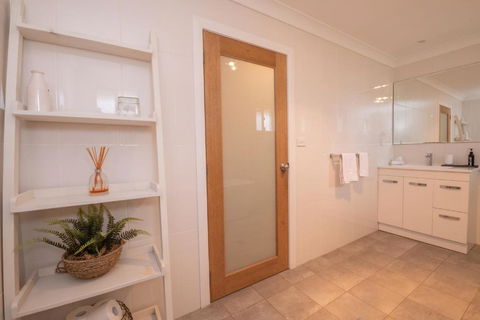 42 Rosemary Lane Â· Central Orange Spacious Family Home Quiet Lane - Whitsundays Accommodation 7