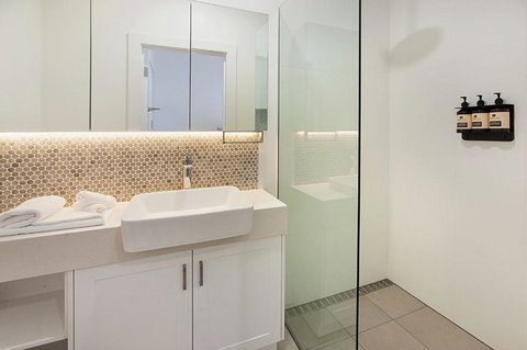 Little Hopwood Apartments No2 - Whitsundays Accommodation 6