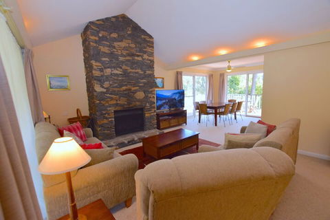 Rocky Mountain Cottage - Whitsundays Accommodation 7