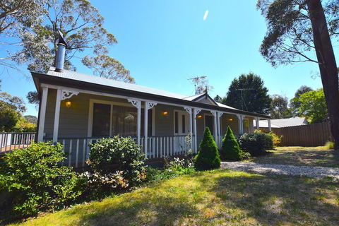 Rocky Mountain Cottage - Whitsundays Accommodation 1