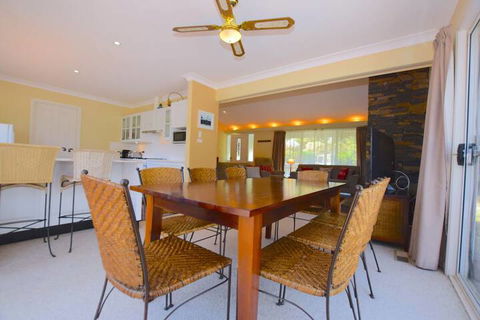 Rocky Mountain Cottage - Whitsundays Accommodation 4