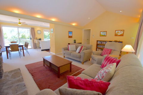 Rocky Mountain Cottage - Whitsundays Accommodation 2