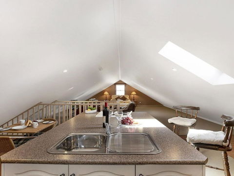 Old Mansfield Loft Gardens Gazebo & Getaways - Whitsundays Accommodation 3