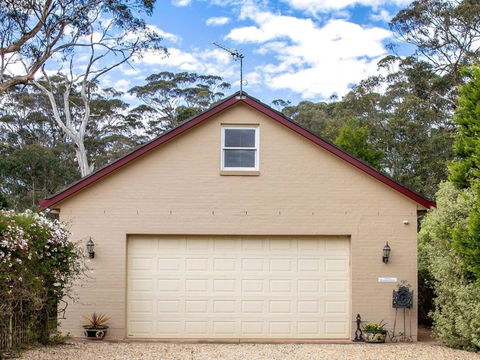 Old Mansfield Loft Gardens Gazebo & Getaways - Whitsundays Accommodation 1