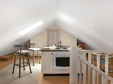 Old Mansfield Loft Gardens Gazebo & Getaways - Whitsundays Accommodation 5