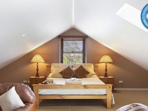 Old Mansfield Loft Gardens Gazebo & Getaways - Whitsundays Accommodation 4