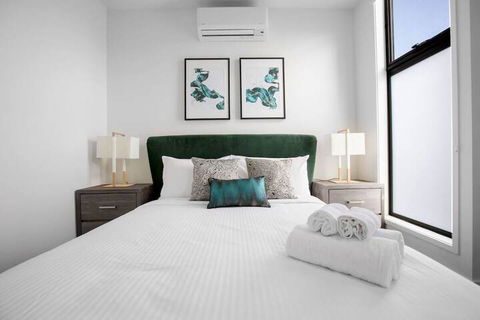 Taste Of Art! Stunning Townhouse Stayatmoonee Ponds - Whitsundays Accommodation 5