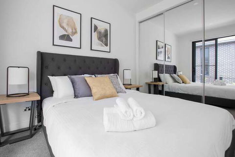 Taste Of Art! Stunning Townhouse Stayatmoonee Ponds - Whitsundays Accommodation 7