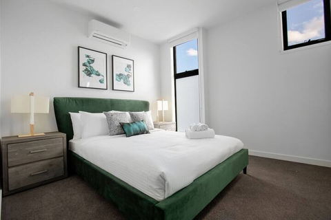 Taste Of Art! Stunning Townhouse Stayatmoonee Ponds - Whitsundays Accommodation 6