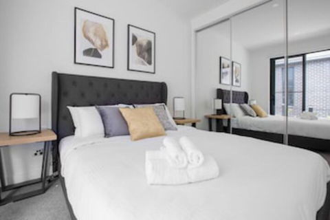 Taste Of Art! Stunning Townhouse Stayatmoonee Ponds - Whitsundays Accommodation 0