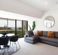 THE HYDEAWAY LUXE HYDE PARK CITY APARTMENT hosted by LAbode Accommodation - Whitsundays Accommodation