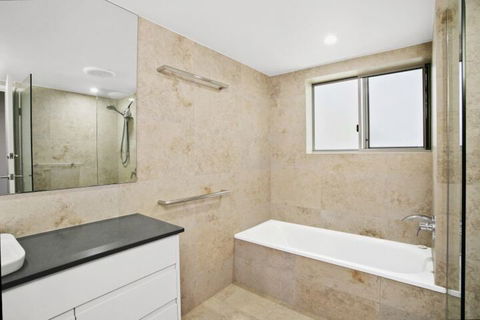 Stunning Apartment With Views Of Laguna Bay Unit 2 Taralla 16 Edgar Bennett Ave - Whitsundays Accommodation 5